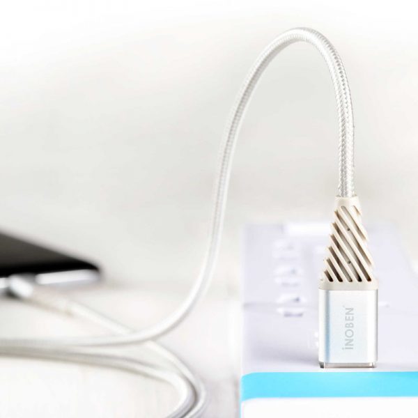  کابل تبدیل USB به لایتنینگ آینوبن مدل Braided به طول 1.2 متر نمای شارژ و گوشی 