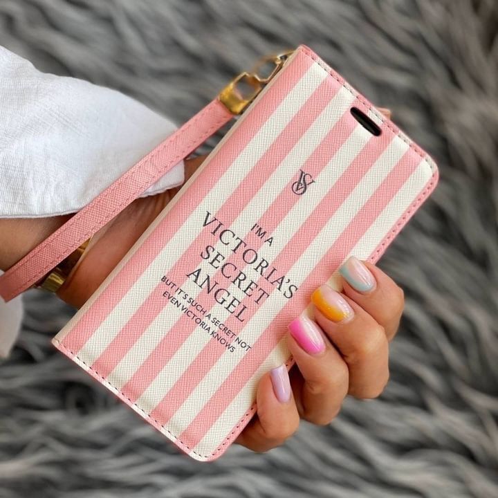 کیف مدل ویکتوریا سکرت مناسب برای گوشی موبایل اپل iPhone 11 Pro Max با طرح راهراه صورتی و نوشته مزین به لوگوی برند.