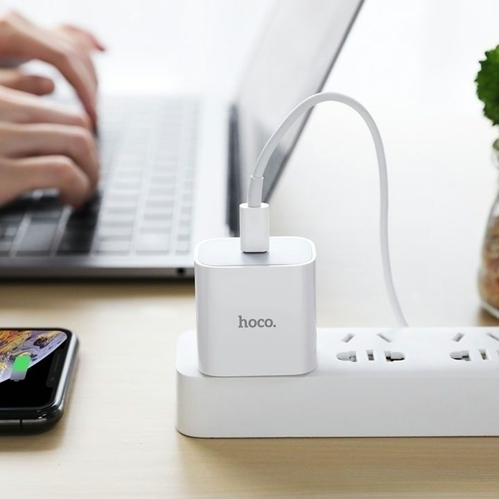  شارژر دیواری هوکو مدل C76 با کابل فست لایتنینگ متصل به پریز برق و در حال شارژ گوشی موبایل 