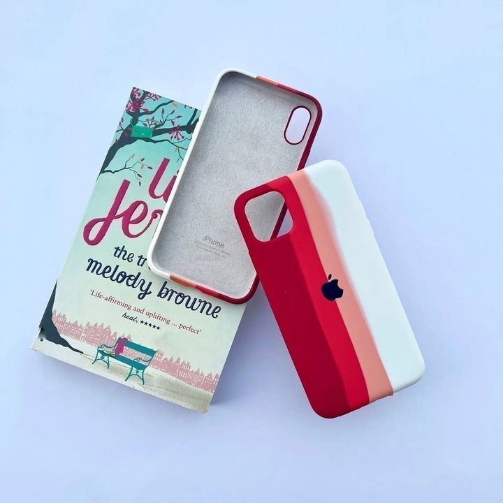  کاور سیلیکونی رنگین کمانی برای گوشی اپل iPhone 11 Pro Max همراه با ظاهر جذاب و رنگ‌های شاد در پس‌زمینه‌ای از یک کتاب 