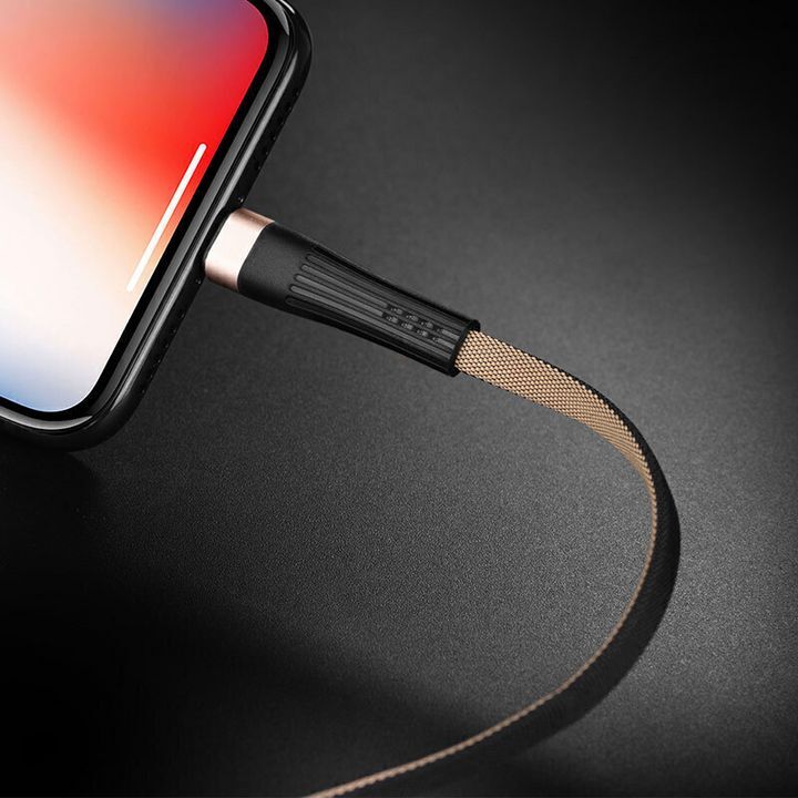  کابل تبدیل USB به لایتنینگ هوکو مدل U39 به طول 1.2 متر متصل به گوشی در حال شارژ 