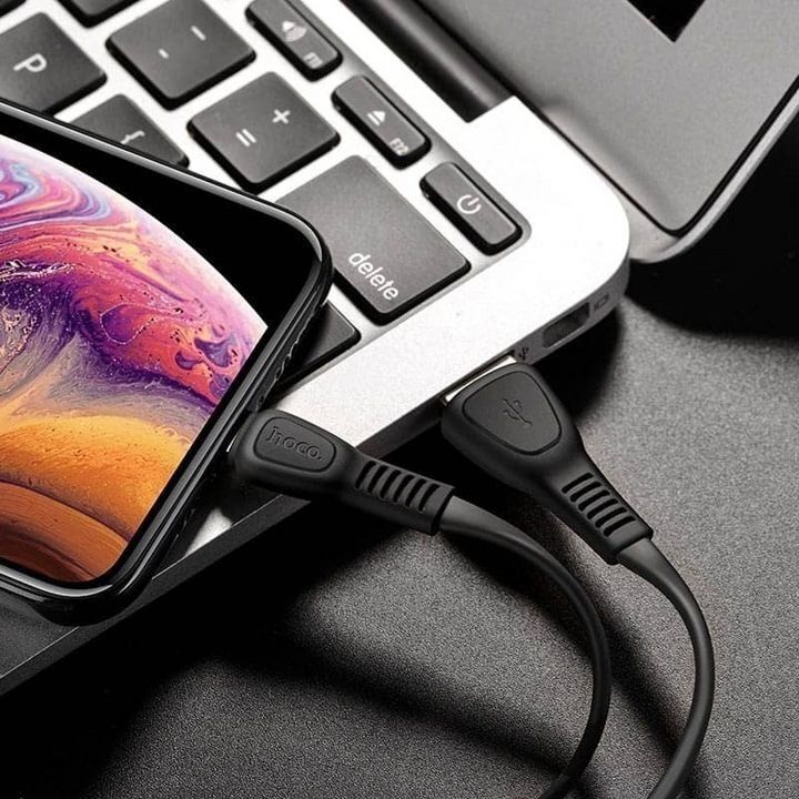  کابل تبدیل USB به لایتنینگ هوکو مدل X40 به طول 1 متر متصل به لپ‌تاپ و گوشی 