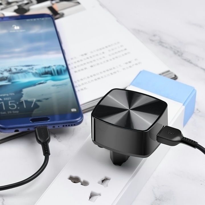  شارژر دیواری هوکو مدل C70A به همراه کابل Type-C که به یک تلفن همراه متصل شده است. 