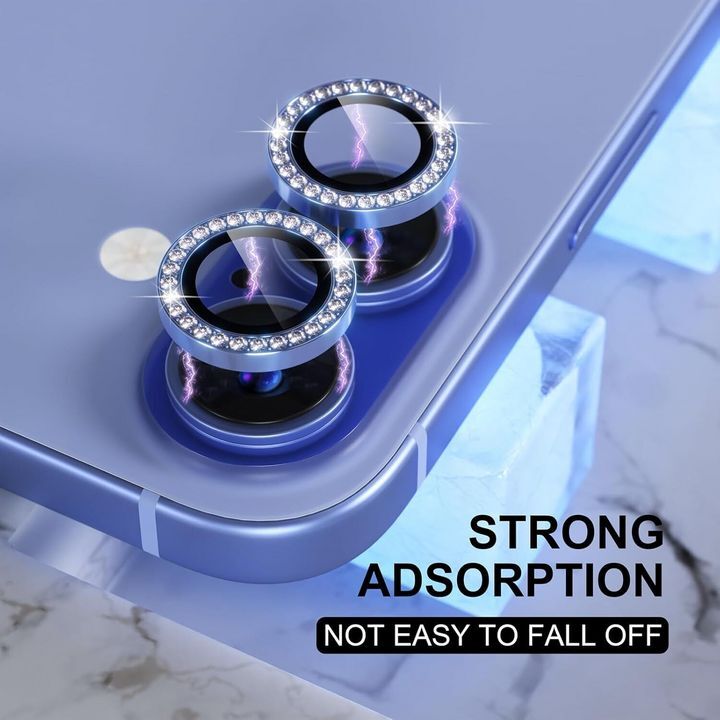  محافظ لنز الماسی با طراحی براق و جذاب برای گوشی موبایل iPhone 16 / 16 Plus که روی لنز دوربین قرار گرفته و محافظت قوی با ویژگی عدم لغزش دارد. 