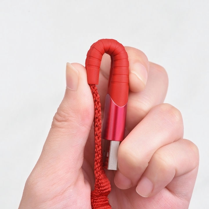  کابل USB به Type-C هوکو مدل U78 به طول 0.8 تا 1.2 متر رنگ قرمز در دست 