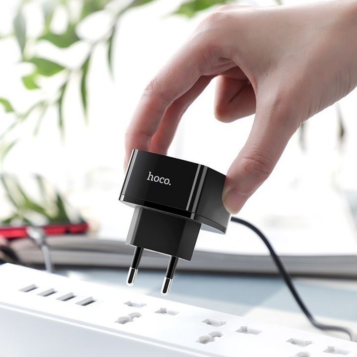  شارژر دیواری هوکو مدل C70A در حال اتصال به پریز برق 