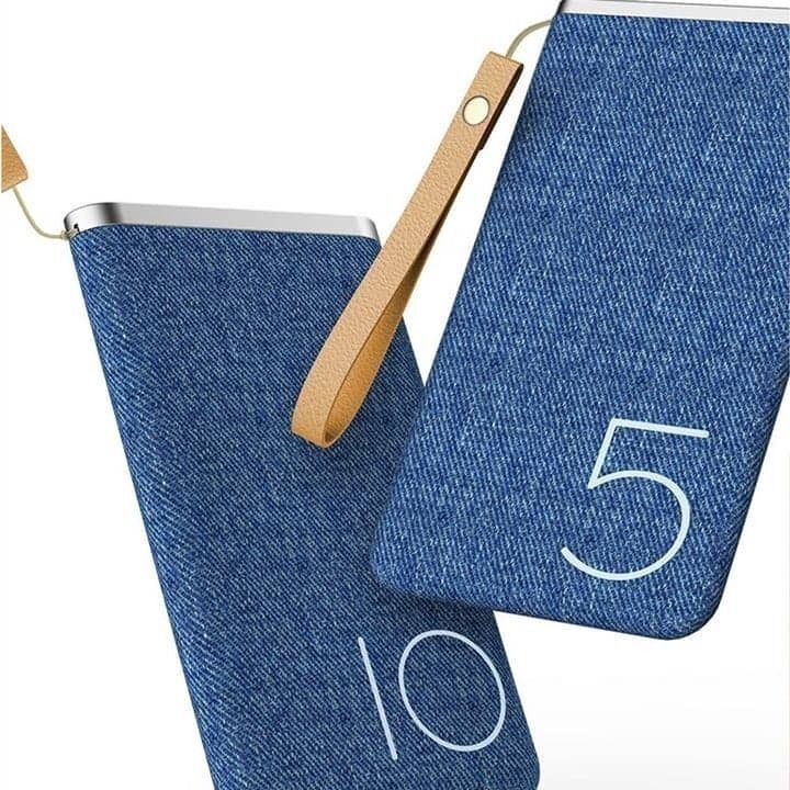 پاوربانک راک اسپیس مدل PowerSack با ظرفیت 5000 میلی آمپر ساعت، با طراحی شیک و پوشش پارچهای در دو رنگ آبی و بند چرمی