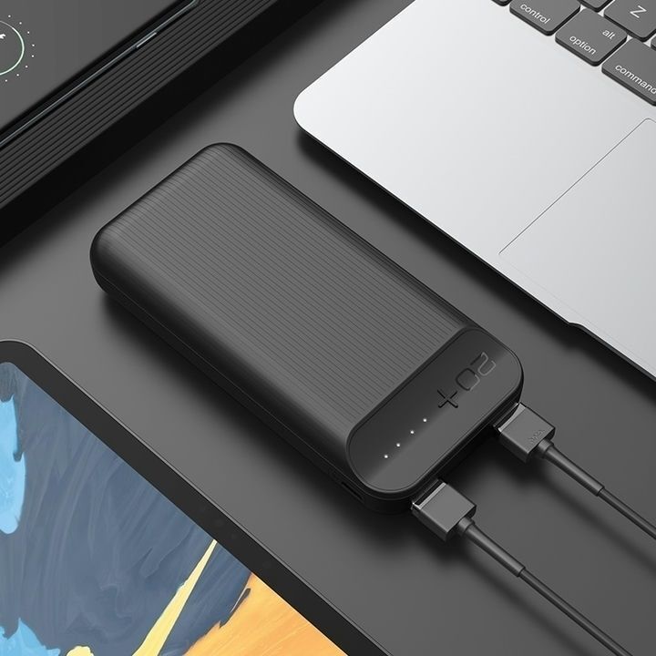 پاوربانک هوکو مدل J52A با ظرفیت 20000 میلی آمپر ساعت، در حال شارژ دستگاههای الکترونیکی روی میز