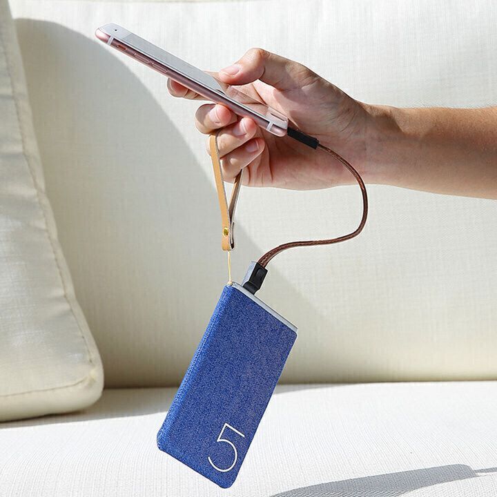 پاوربانک راک اسپیس مدل PowerSack با ظرفیت 5000 میلی آمپر ساعت در حال شارژ یک گوشی موبایل