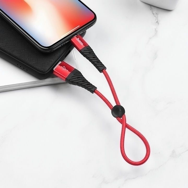  کابل تبدیل USB به لایتنینگ هوکو مدل X38 با رنگ قرمز و طول 0.25 متر متصل به گوشی و دستگاه دیگر 