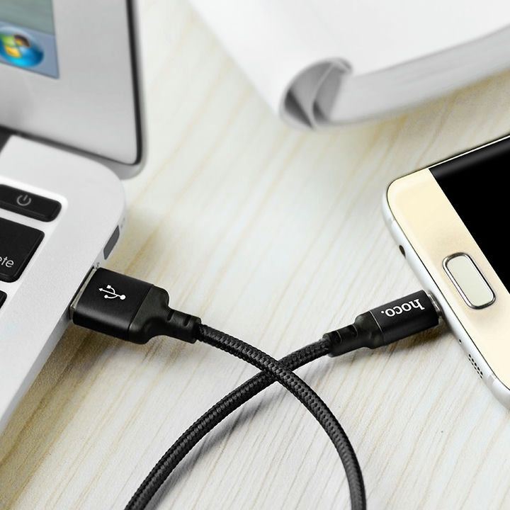  کابل USB به Micro USB هوکو مدل X14در نمای اتصال لپ تاب به گوشی 