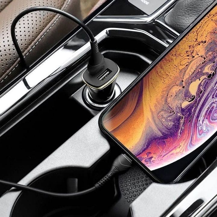  شارژر فندکی هوکو مدل Z31 همراه با کابل لایتنینگ متصل به گوشی داخل خودرو 