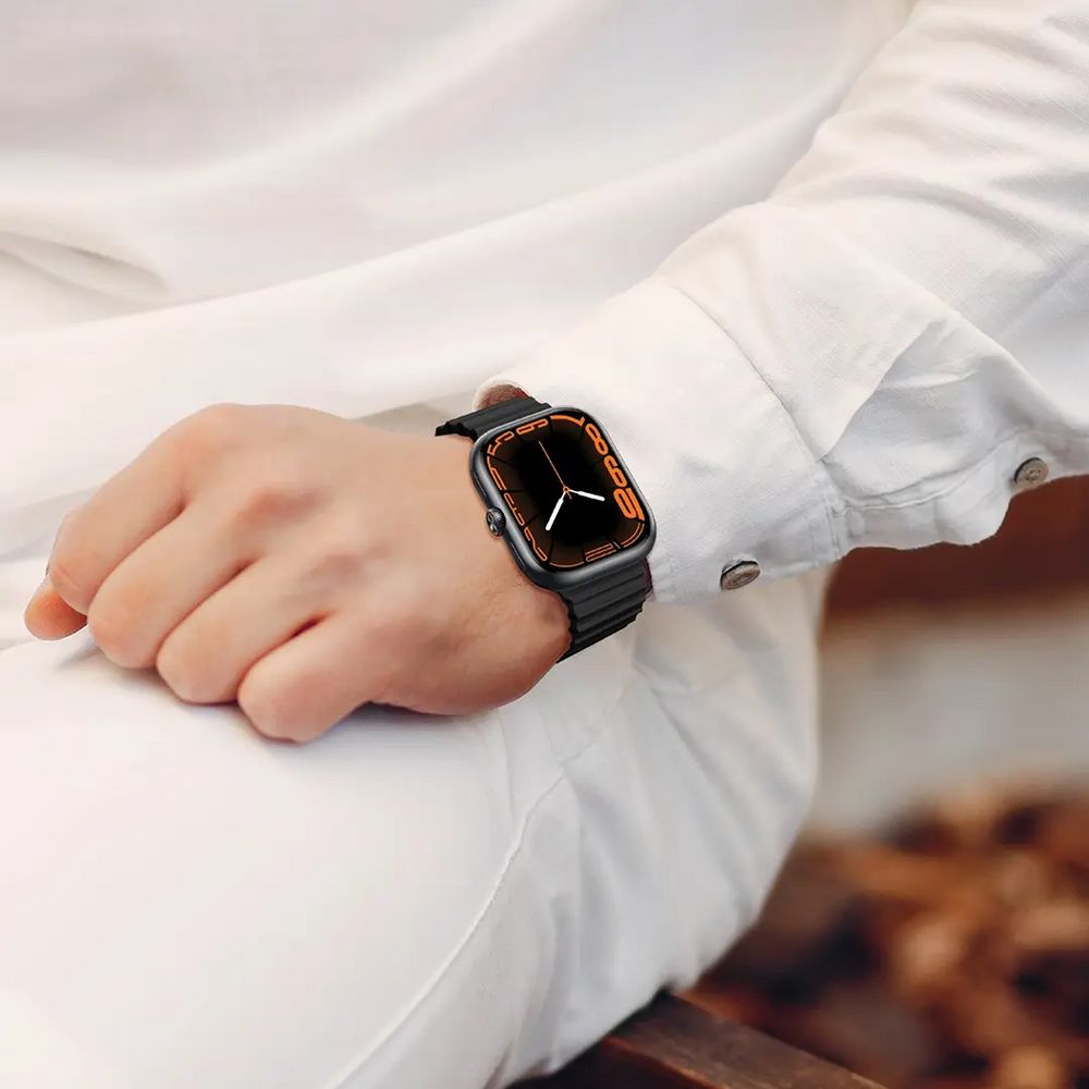 تصویر ساعت هوشمند گرین لاین (Green Lion) مدل Nexo با صفحه نمایش مشکی و بند سیلیکونی روی مچ دست