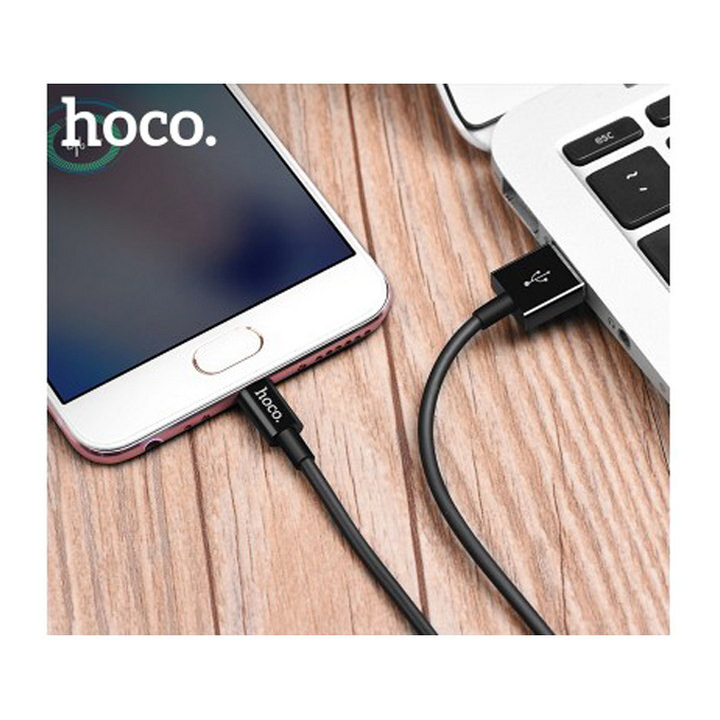  کابل USB به Type-C هوکو مدل X23 در نمای اتصال گوشی به لپ تاب 