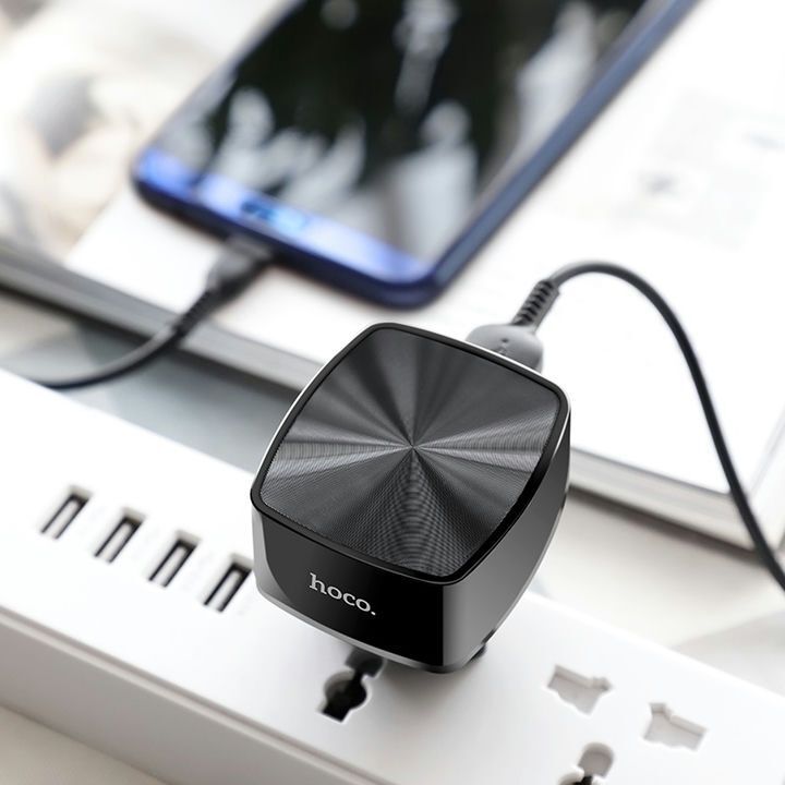  تصویری از شارژر دیواری هوکو مدل C70A به همراه کابل Type-C متصل به یک گوشی موبایل 