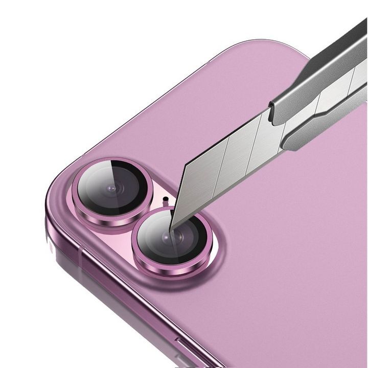  محافظ لنز HD Plus گرین لاین برای گوشی اپل مدل iPhone 16 / 16 Plus، در حال محافظت از لنز در برابر خش با تیغه 