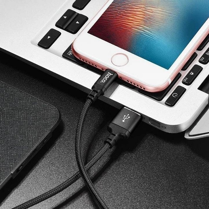  کابل تبدیل USB به لایتنینگ هوکو مدل X14 به طول 1 متر متصل به یک لپ‌تاپ و گوشی آیفون 