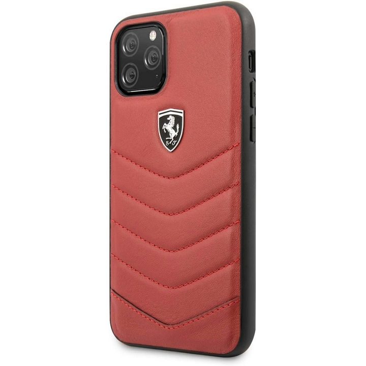 گارد فراری مدل Off Track Genuine Quilted موبایل آیفون 11 پرو رنگ قرمز نمای رو کج با گوشی