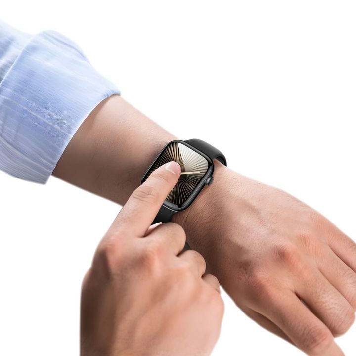  گلس 3D گرین لاین برای اپل واچ سری 10 در حین نصب بر روی مچ دست 