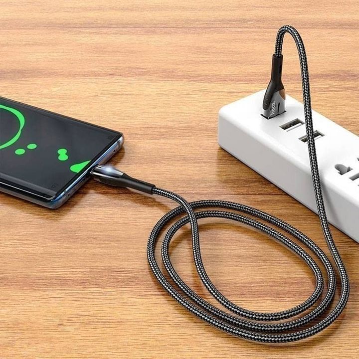 کابل تبدیل USB به Type-C هوکو مدل U89 به طول 1.2 متر که به یک گوشی هوشمند و یک چندراهی برق متصل شده است