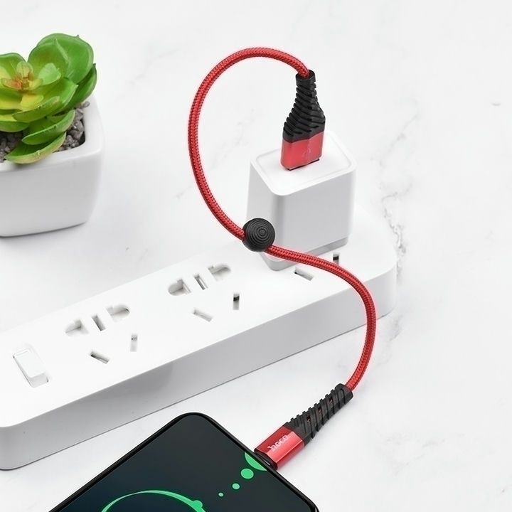  کابل تبدیل USB به Type-C هوکو مدل X38 به طول 0.25 متر در حال اتصال به پریز برق و شارژ تلفن همراه 