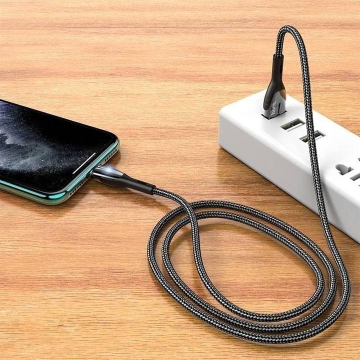  کابل تبدیل USB به لایتنینگ هوکو مدل U89 به طول 1.2 متر، متصل به تلفن همراه و شارژر 
