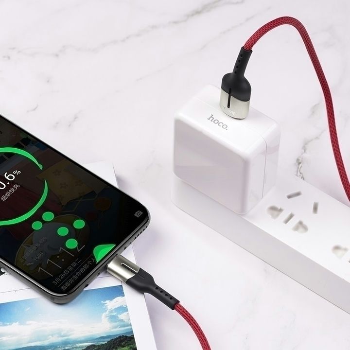  کابل تبدیل USB به Type-C هوکو مدل U68 به طول 1.2 متر، متصل به شارژر و گوشی هوشمند 