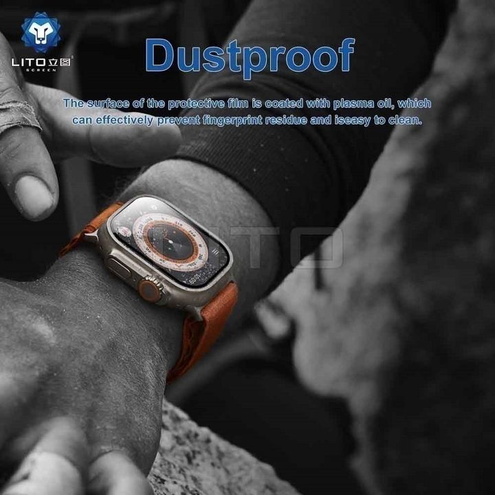  محافظ صفحه نمایش لیتو برای اپل واچ اولترا 49 میلی متری، دست فردی که ساعت هوشمند را به دست دارد در فضای بیرونی 