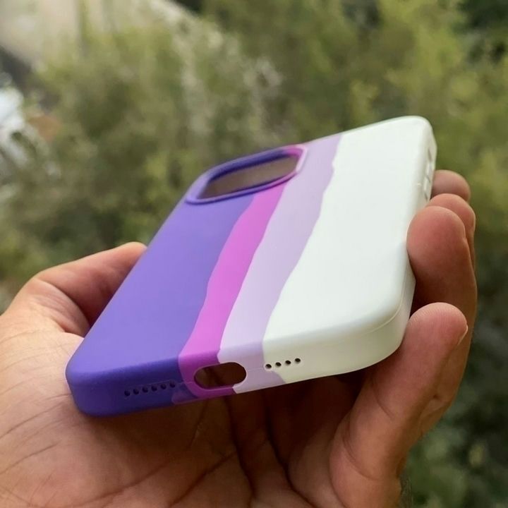 کاور سیلیکونی رنگین کمانی در دست که برای گوشی موبایل اپل iPhone 11 Pro مناسب است