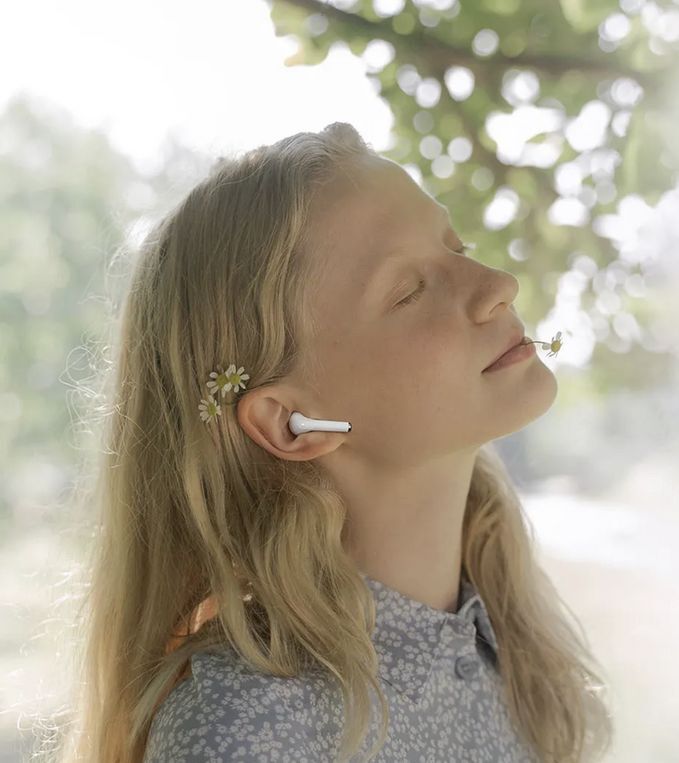  Haylou X1 Neo در گوش 