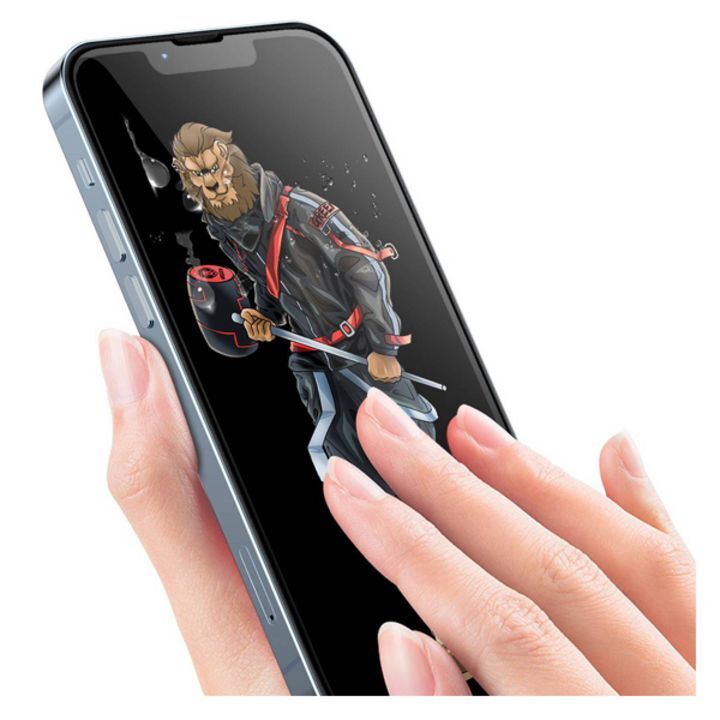  گلس سه‌بعدی Forte HD گرین لاین برای آیفون 13، 13 Pro و 14 با تصویری از یک شخصیت در حال لمس صفحه نمایش 