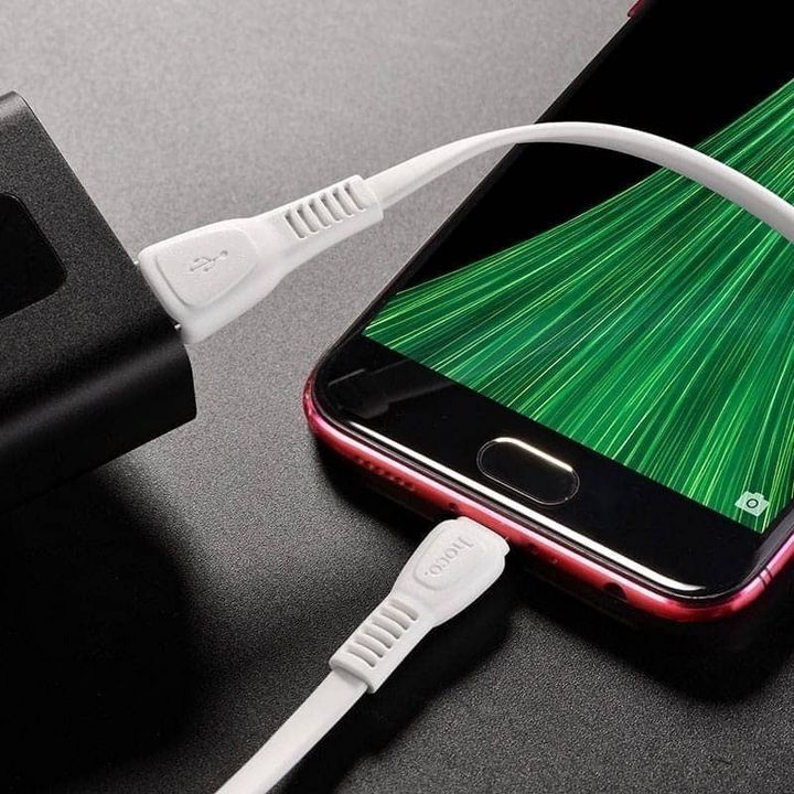  کابل تبدیل USB به Micro USB هوکو مدل X40 به طول 1 متر، متصل به یک گوشی و شارژر. 
